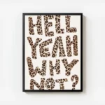 affiche avec les mots hell yeah why not en lettres imprimees leopard sur fond bl avec cadre.webp