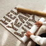 affiche avec les mots hell yeah why not en lettres imprimees leopard sur fond bl enroule.webp