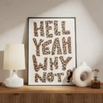 affiche avec les mots hell yeah why not en lettres imprimees leopard sur fond bl meuble.webp