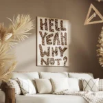 affiche avec les mots hell yeah why not en lettres imprimees leopard sur fond bl salon.webp