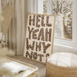 affiche avec les mots hell yeah why not en lettres imprimees leopard sur fond bl salon beige.webp