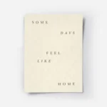 affiche avec les mots some days feel like home en lettres marron sur fond beige .webp