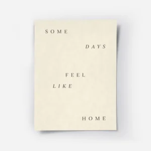 affiche avec les mots some days feel like home en lettres marron sur fond beige .webp