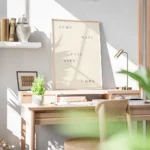 affiche avec les mots some days feel like home en lettres marron sur fond beige bureau.webp