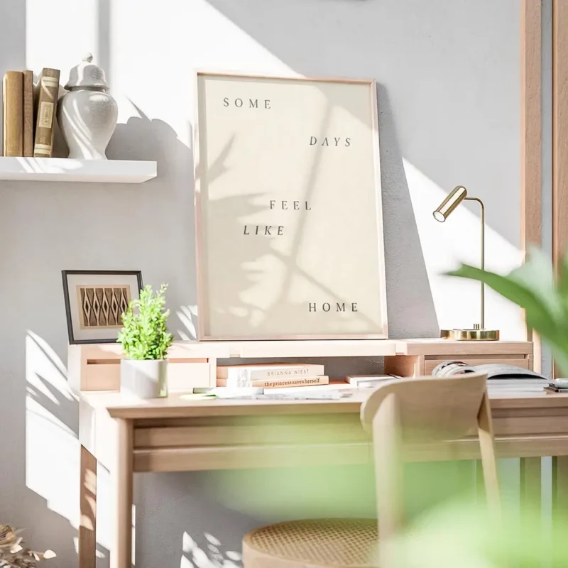 affiche avec les mots some days feel like home en lettres marron sur fond beige bureau.webp