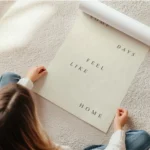 affiche avec les mots some days feel like home en lettres marron sur fond beige en rouleau.webp