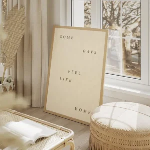 affiche avec les mots some days feel like home en lettres marron sur fond beige salon beige.webp