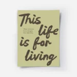 affiche avec les mots this life is for living en marron sur fond vert pale et un.webp