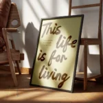 affiche avec les mots this life is for living en marron sur fond vert pale et un encadre.webp