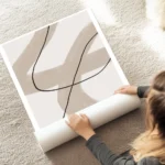 affiche avec lignes beiges epaisses et lignes noires fines sur fond clair avec l au sol.webp