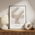 affiche avec lignes beiges epaisses et lignes noires fines sur fond clair avec l meuble.webp