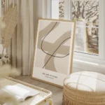 affiche avec lignes beiges epaisses et lignes noires fines sur fond clair avec l salon beige.webp