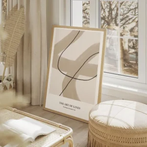 affiche avec lignes beiges epaisses et lignes noires fines sur fond clair avec l salon beige.webp