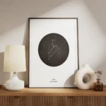 affiche avec lillustration du signe astrologique lion en typographie blanche sur meuble.webp