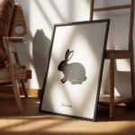 affiche avec lillustration dun lapin noir texture sur un fond gris clair avec du encadre.webp