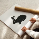 affiche avec lillustration dun lapin noir texture sur un fond gris clair avec du enroule.webp