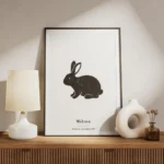 affiche avec lillustration dun lapin noir texture sur un fond gris clair avec du meuble.webp