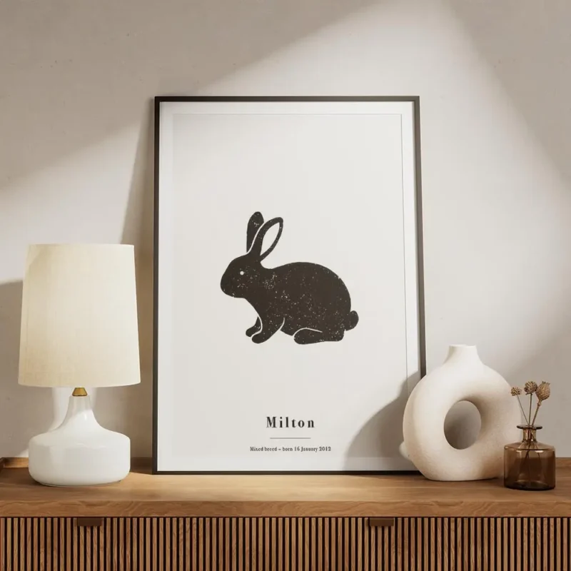 affiche avec lillustration dun lapin noir texture sur un fond gris clair avec du meuble.webp