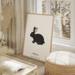 affiche avec lillustration dun lapin noir texture sur un fond gris clair avec du salon beige.webp