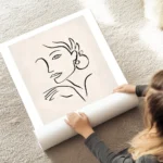 affiche avec lillustration dun visage de femme dessine a la main avec des traits au sol.webp