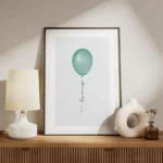 affiche avec lillustration graphique dun ballon vert sur fond gris le texte drea meuble.webp