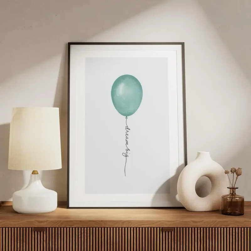 affiche avec lillustration graphique dun ballon vert sur fond gris le texte drea meuble.webp