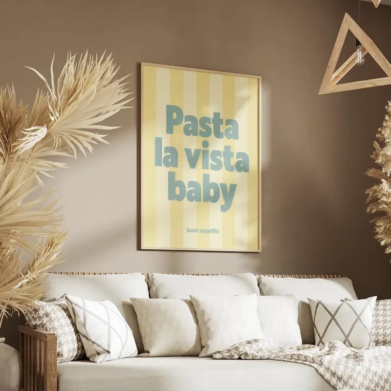 affiche avec linscription pasta la vista baby en bleu sur fond raye jaune clair salon.webp