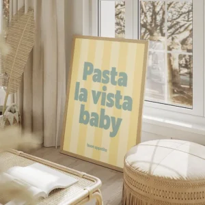 affiche avec linscription pasta la vista baby en bleu sur fond raye jaune clair salon beige.webp