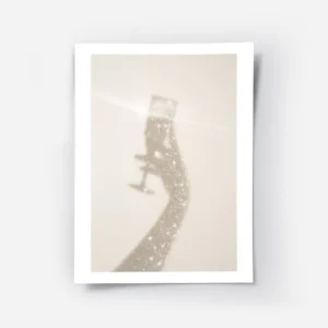 affiche avec lombre scintillante dune main tenant une coupe de champagne typogra.webp