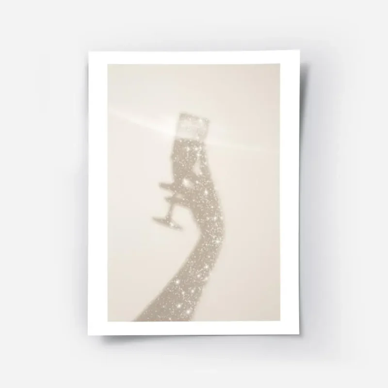 affiche avec lombre scintillante dune main tenant une coupe de champagne typogra.webp