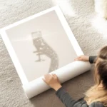 affiche avec lombre scintillante dune main tenant une coupe de champagne typogra au sol.webp