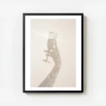 affiche avec lombre scintillante dune main tenant une coupe de champagne typogra avec cadre.webp