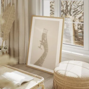 affiche avec lombre scintillante dune main tenant une coupe de champagne typogra salon beige.webp