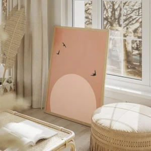 affiche avec lune rose pale et ciel rose des oiseaux noirs volent sur fond clair salon beige.webp
