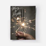 affiche avec mains tenant des cierges magiques typographie blanche merry bright.webp