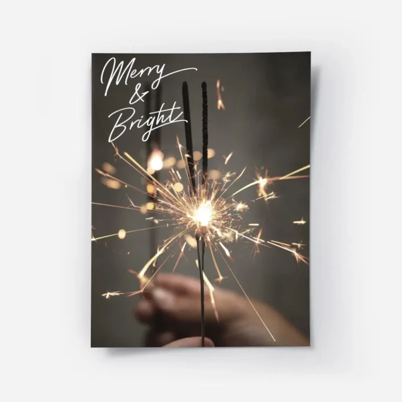 affiche avec mains tenant des cierges magiques typographie blanche merry bright.webp