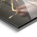 affiche avec mains tenant des cierges magiques typographie blanche merry bright aluminium.webp