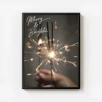 affiche avec mains tenant des cierges magiques typographie blanche merry bright avec cadre.webp