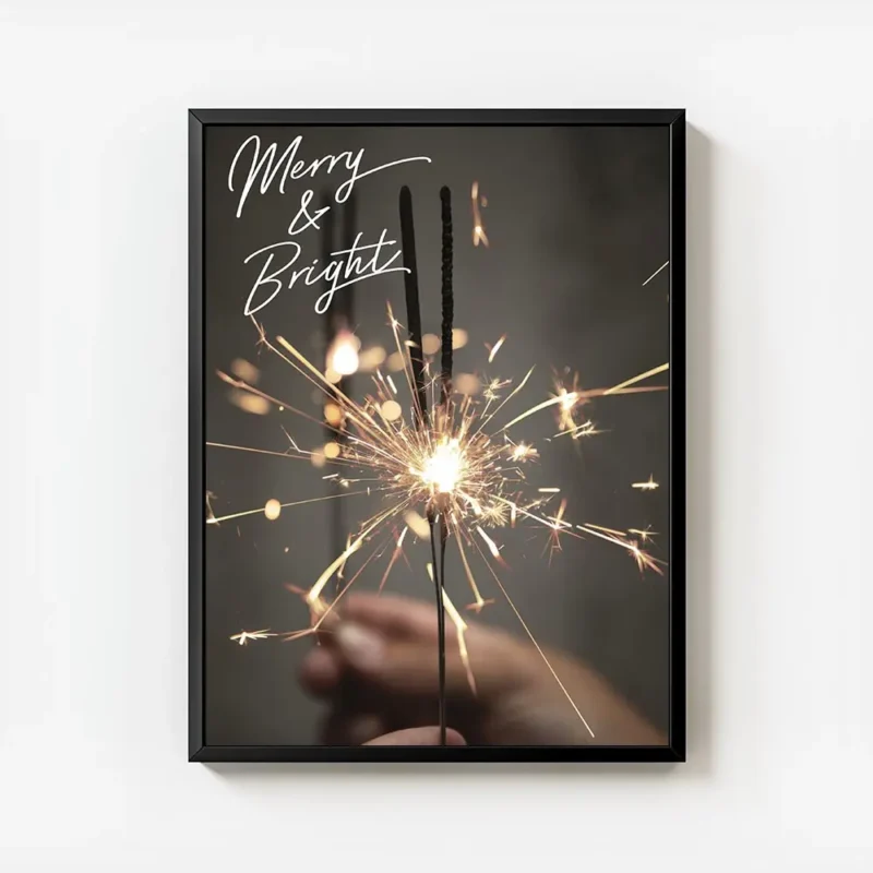 affiche avec mains tenant des cierges magiques typographie blanche merry bright avec cadre.webp