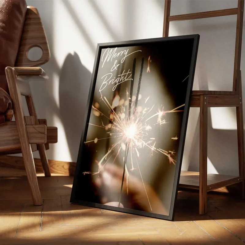 affiche avec mains tenant des cierges magiques typographie blanche merry bright encadre.webp