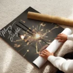 affiche avec mains tenant des cierges magiques typographie blanche merry bright enroule.webp