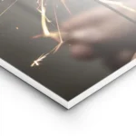 affiche avec mains tenant des cierges magiques typographie blanche merry bright lightpanel.webp