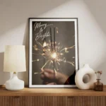 affiche avec mains tenant des cierges magiques typographie blanche merry bright meuble.webp