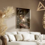 affiche avec mains tenant des cierges magiques typographie blanche merry bright salon.webp