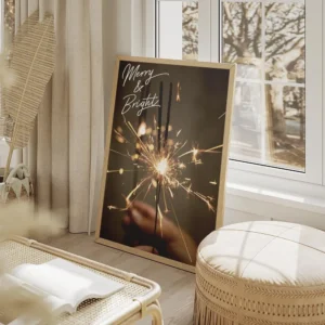 affiche avec mains tenant des cierges magiques typographie blanche merry bright salon beige.webp