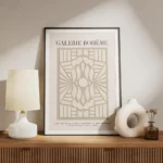 affiche avec motif abstrait beige sur fond gris et typographie galerie boheme meuble.webp