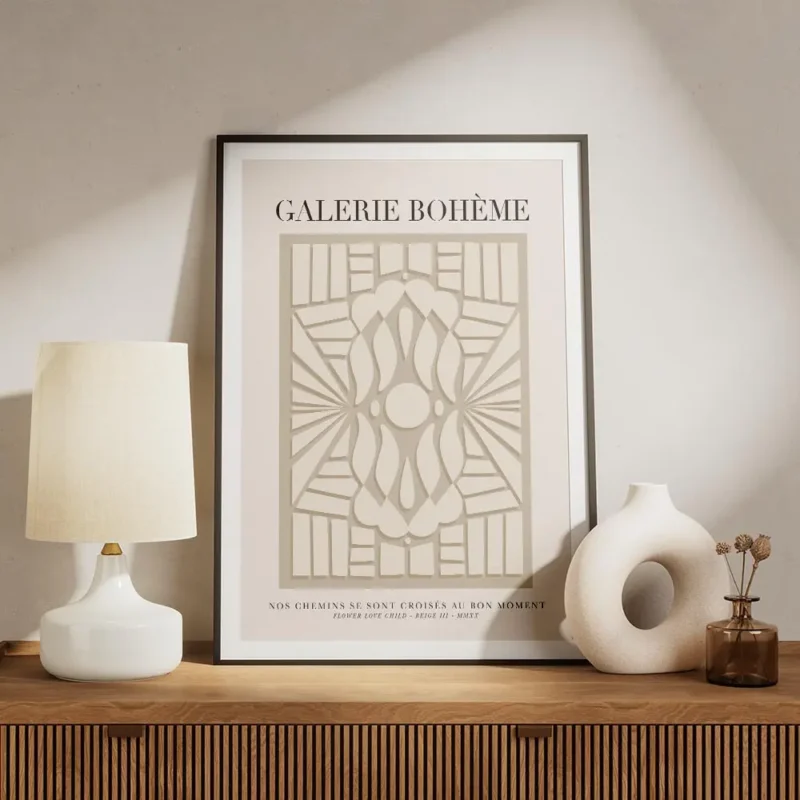 affiche avec motif abstrait beige sur fond gris et typographie galerie boheme meuble.webp