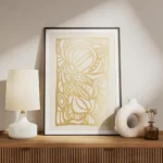 affiche avec motif abstrait dore texte typographie en haut et en bas sur fond cl meuble.webp