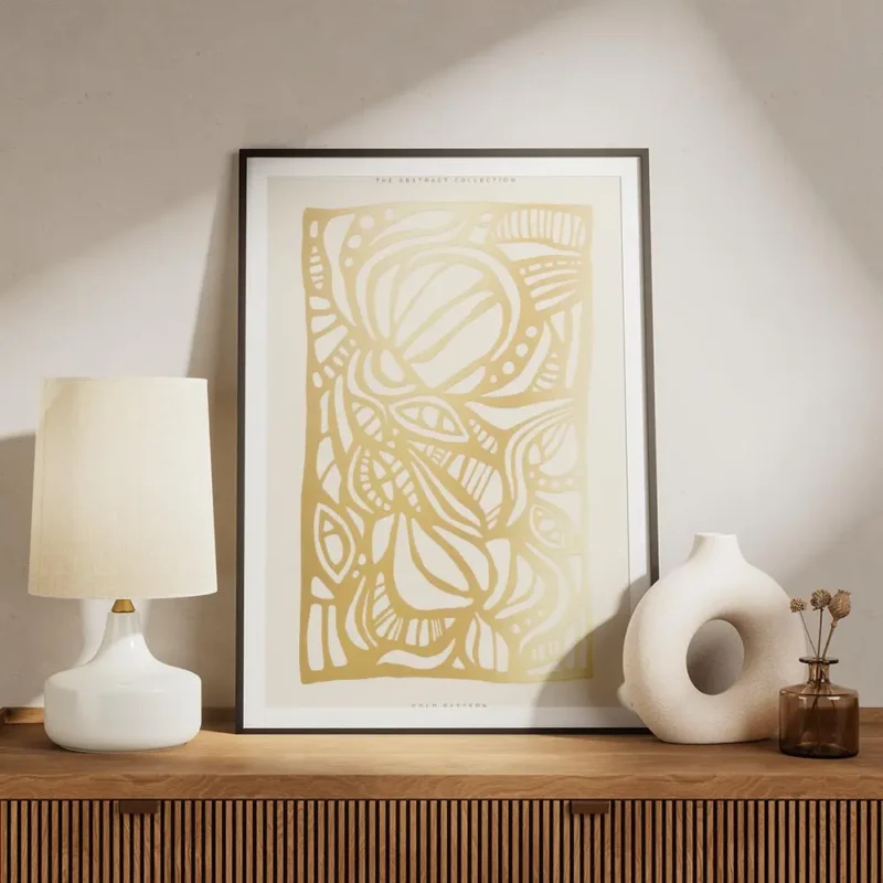 affiche avec motif abstrait dore texte typographie en haut et en bas sur fond cl meuble.webp