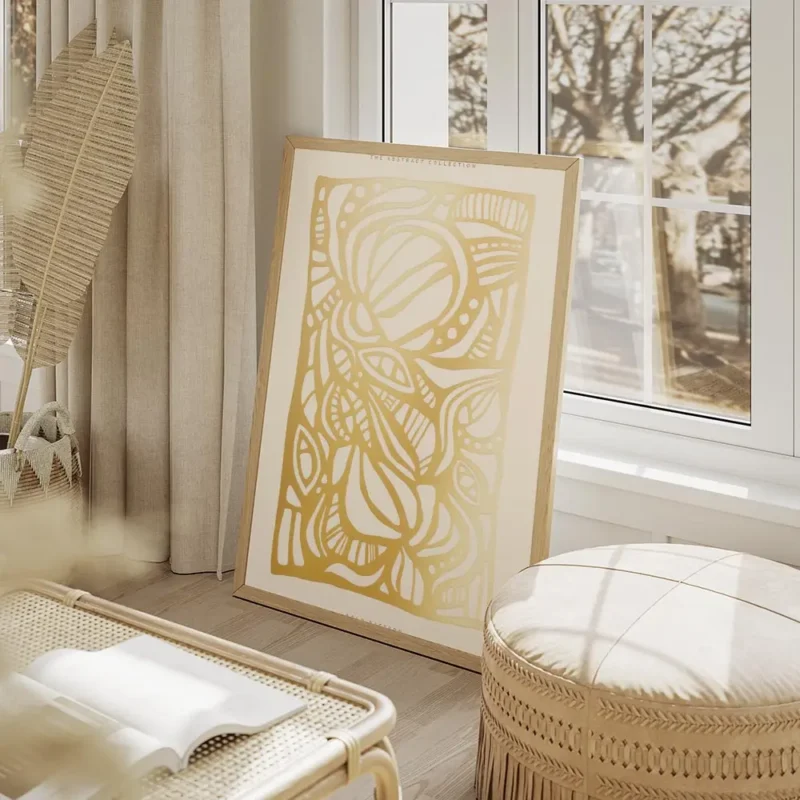 affiche avec motif abstrait dore texte typographie en haut et en bas sur fond cl salon beige.webp